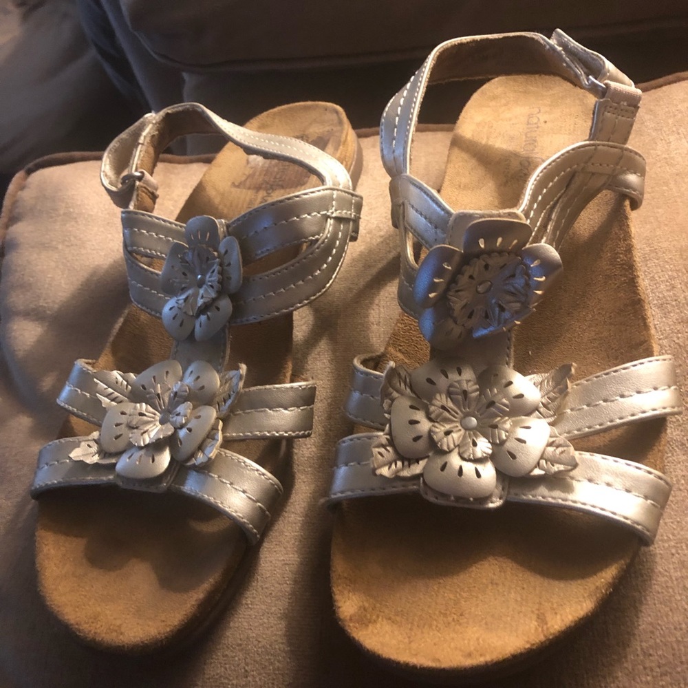 🌴Natural Soul All Thru Comfort Floral Sandals - 548. $35 or $30 w/offer